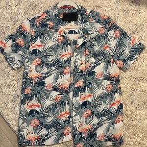 Worn once men’s patterned SoulStar of England ss button up.